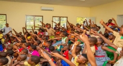 EDUCATION ENVIRONNEMENTALE AU PARC NATIONAL DE LA COMOE :  L’OIPR et l’ONG Give Smiles donnent du sourire à 210 enfants de Kakpin